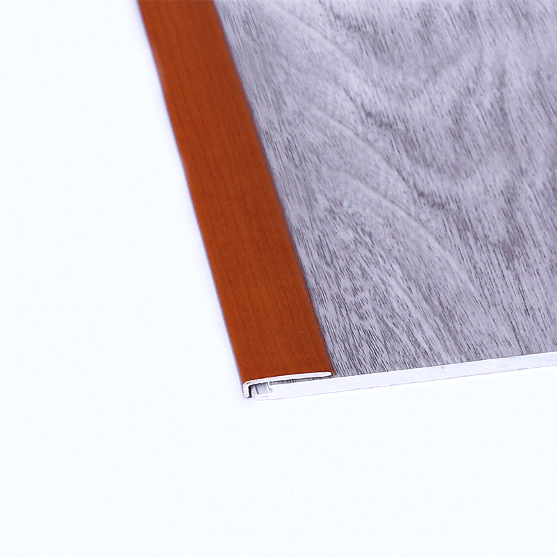 Jalur tepi lantai kayu