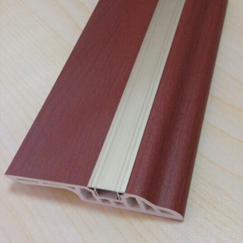 Dalaman Papan skirting berwarna coklat