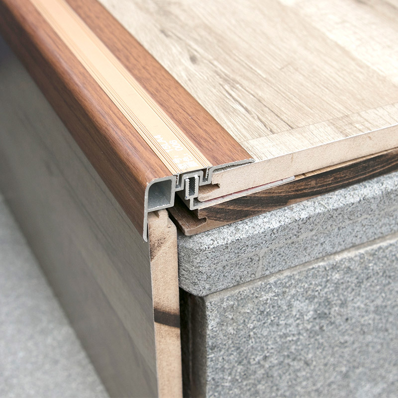 Kemasan tepi tangga jubin dalaman