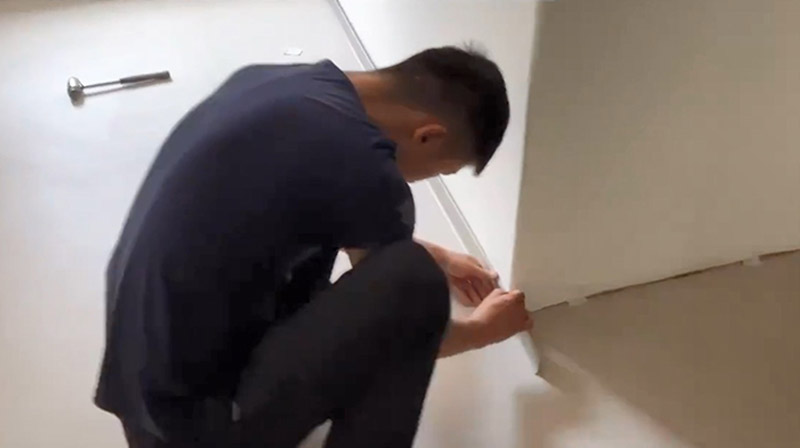 menanggalkan papan skirting