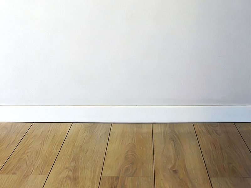 Baseboards adalah warna yang sama dengan dinding