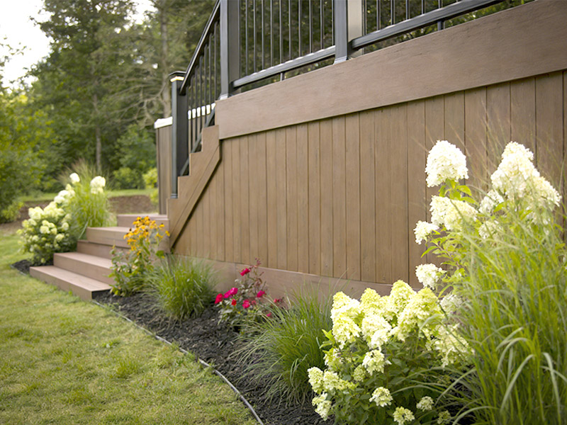 Idea papan skirt dek yang meningkatkan daya tarikan mengekang dan menyembunyikan kekacauan di bawah dek