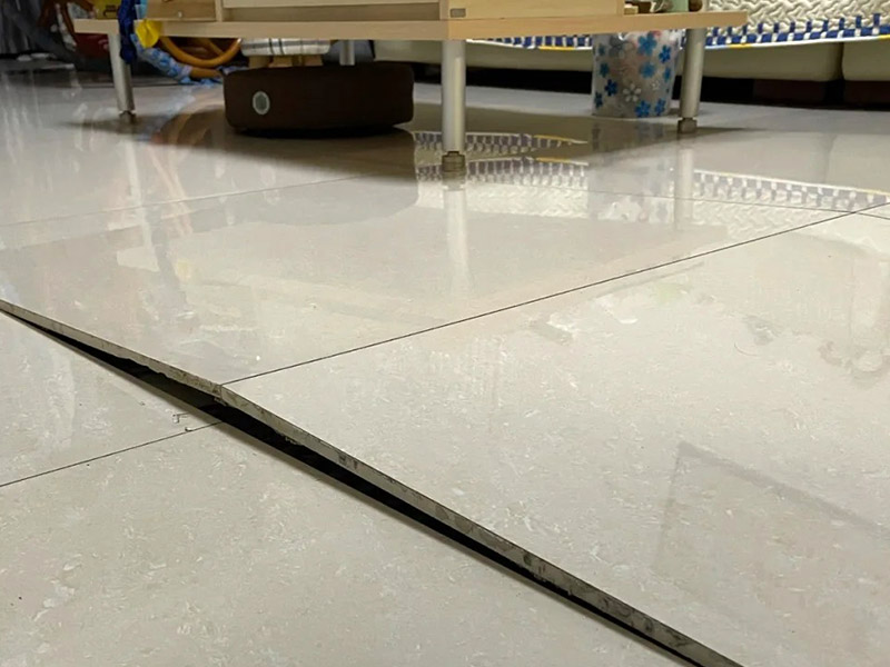 Bagaimana Anda Membaiki Tepi Jubin yang Meleding?