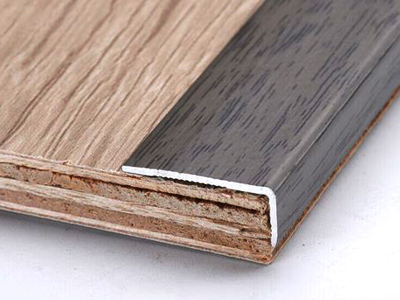 Apakah jalur nosing tangga?