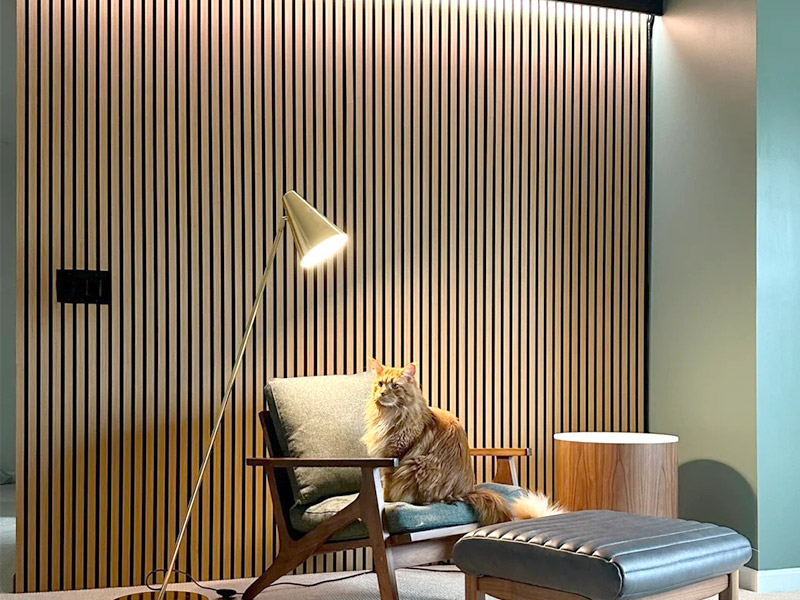 Adakah idea yang baik untuk memasang panel dinding slatted?