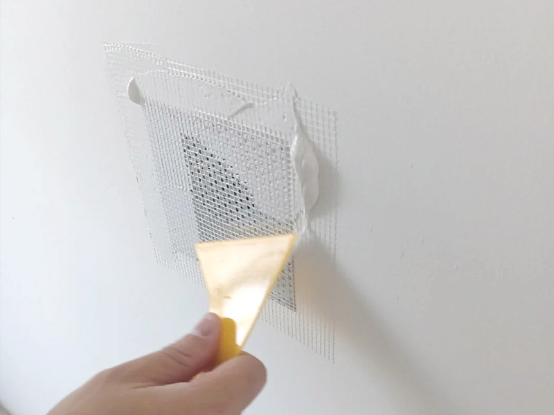 Cara menutup lubang di dinding: panduan lengkap