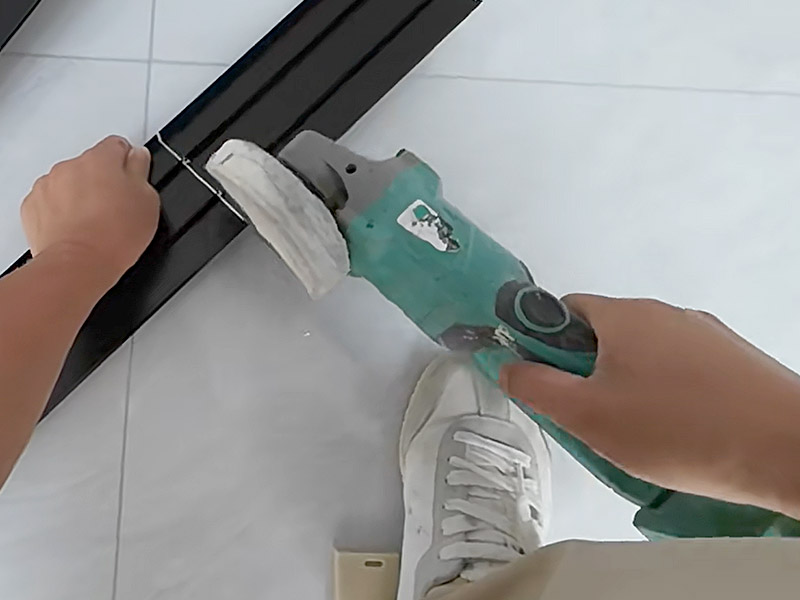 Bagaimana Anda Memasang Trim Jubin Aluminium?