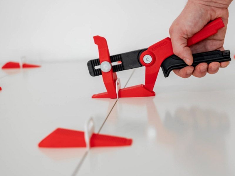 Cara menggunakan sistem meratakan jubin semasa meletakkan jubin lantai: panduan lengkap