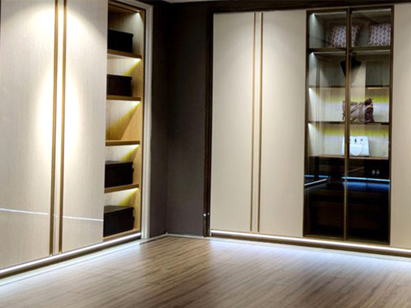 Bolehkah anda meletakkan lampu LED pada papan skirting?