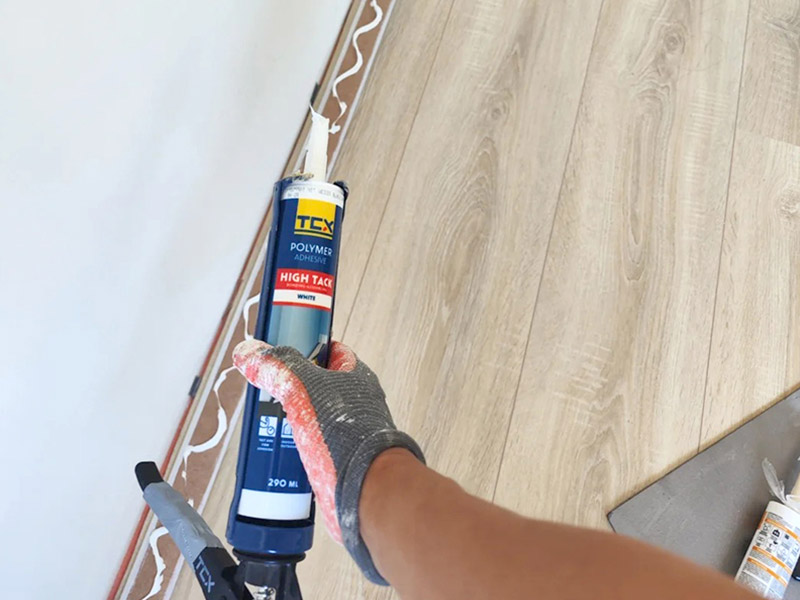 Papan bawah dipasang dengan paku