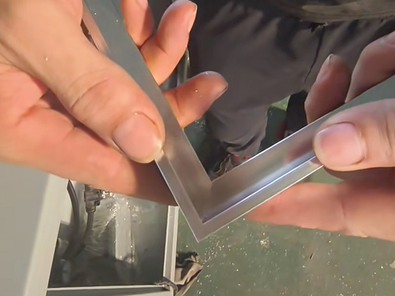 Bagaimana Anda Memotong Trim Tepi Jubin Logam?