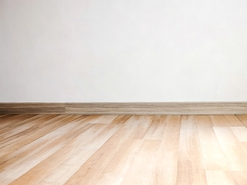 Papan tiang yang lebih gelap daripada dinding